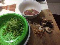 芹菜香菇馄饨做法图解1)