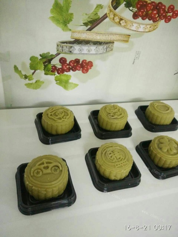 可口的抹茶冰皮月饼