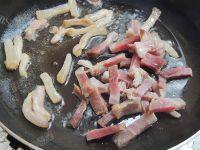 家常菜腊肉炒芹菜做法图解4)
