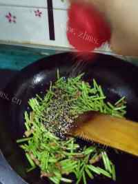 美味的芦蒿炒肉做法图解8)