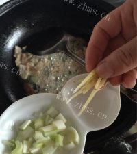 家常东北炒酸菜做法图解7)