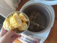 美味的玉米龙骨汤做法图解5)
