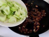 家常菜芹菜炒羊肉做法图解7)