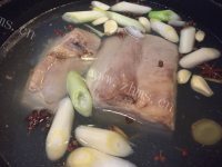 美味的酸菜汆白肉做法图解3)