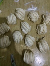 自制椒盐花卷做法图解7)