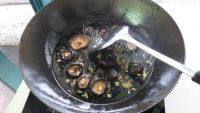 家常菜香菇炖土豆做法图解5)