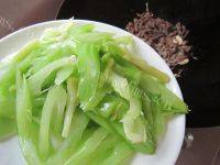 清淡的西芹炒牛肉做法图解6)