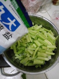 好吃的芹菜炒肉做法图解2)