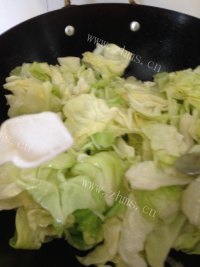 色香味浓的手撕包菜做法图解6)