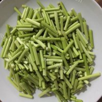 家常菜蒜苔炒鸡蛋做法图解2)