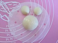 漂亮的米老鼠豆沙包做法图解4)
