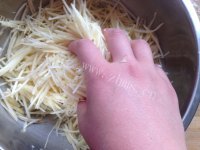 美味营养的土豆饼做法图解3)