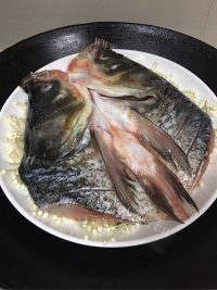 独特的剁椒鱼头做法图解5)