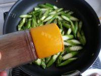 口感饱满的腊肠炒芦笋做法图解7)