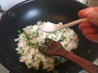 可口的榆钱三文鱼炒饭做法图解10)