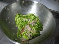 家常菜蒜薹炒肉做法图解6)