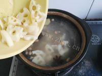 热腾腾的花生莲藕排骨汤做法图解9)