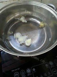 美味的花生炖猪蹄做法图解2)
