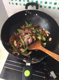 家常菜爆炒牛肉做法图解5)