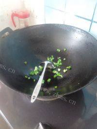 常吃不腻的芹菜炒肉丝做法图解2)
