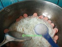 鲜美的火腿肠煮米粉做法图解5)