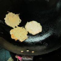 爽滑土豆丝煎饼做法图解9)