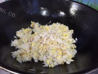 美味的虾皮蛋炒饭做法图解7)