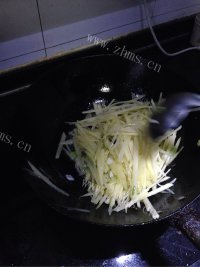 家常菜尖椒土豆丝做法图解4)
