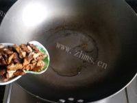 美味的核桃炒虾仁做法图解3)