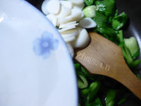 美味的牛肉酱菜芯炒年糕做法图解4)