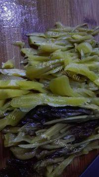 口感丰富的香辣酸菜肉片做法图解2)