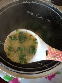 美味的青菜胡萝卜小米粥做法图解5)