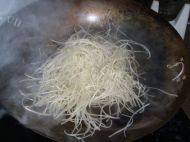 鲜嫩的凉拌豆芽做法图解2)