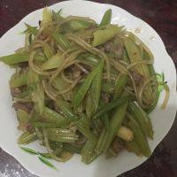 自己做的芹菜炒粉