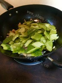 爽口解腻的肉焖苦瓜做法图解9)