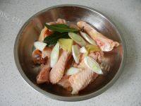 美味啤酒焖鸡翅做法图解3)