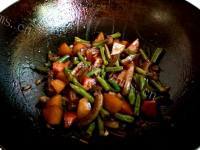 家常菜肉皮炖豆角做法图解8)