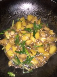 鲜美可口的土豆焖鸡翅做法图解5)
