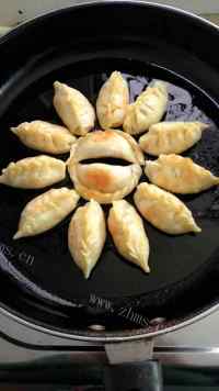 美味的抱蛋煎饺做法图解9)