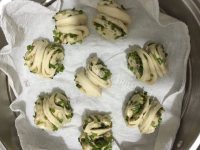 自制葱香花卷做法图解9)