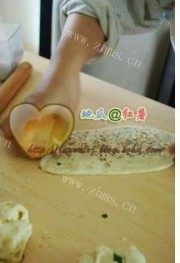 自制芝麻咸燒餅做法图解4)