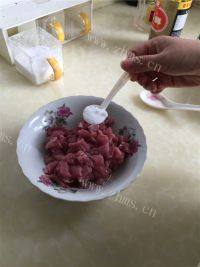 美味的菠萝咕咾肉做法图解3)
