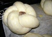 精致的花环夹沙面包做法图解14)