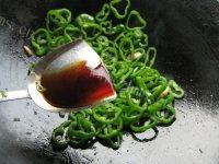 家常菜香肠炒青椒做法图解8)
