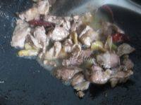 口感好的豆角炒肉做法图解4)