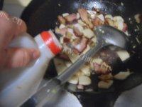 自制腊肉炒年糕做法图解8)