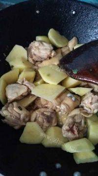 家常菜鸡腿炒土豆做法图解3)