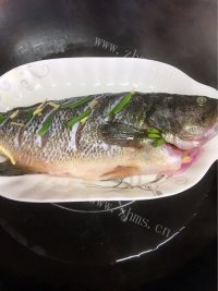 热腾腾的清蒸鲈鱼做法图解4)