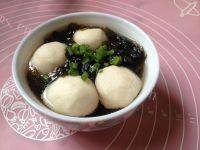 美味的鱼丸紫菜汤