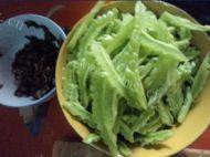 家常菜苦瓜炒腌菜做法图解1)